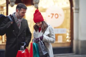 UK Retail Sales Fall by 3.7% in December as Omicron Dampens Activity