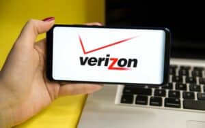 Verizon Falls 6% as Earnings Fall in Q1 2022, Lowers Prior Guidance