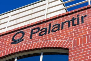 DNB Asset Management Leads Institutional Palantir Buys as Analysts Differ on Rating