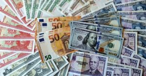 Dollar Holds Steady at 300 Pesos as Euro Gains Momentum: Cuba’s Informal Market Rates