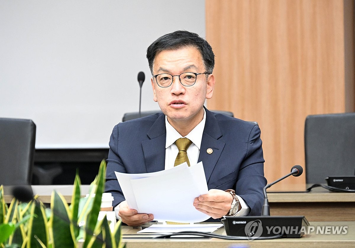 Gov’t to take ‘decisive’ market stabilization measures as Korean won hits 15-yr low | Yonhap News Agency