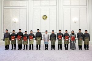 King presents instruments of appointment to seven envoys