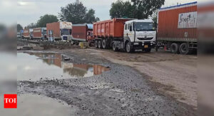 10km jams daily due to potholes at Gurgaon’s Bilaspur Chowk, police tell NHAI | Gurgaon News – The Times of India