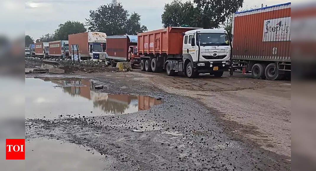 10km jams daily due to potholes at Gurgaon’s Bilaspur Chowk, police tell NHAI | Gurgaon News – The Times of India